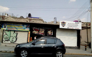 Tacos El Padrino outside