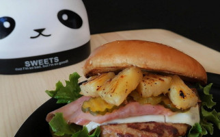 La Burguer Del Panda food