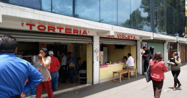 Tortas La Violeta outside