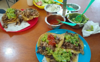 Tacos El Porton De Cabeza De Borrego food