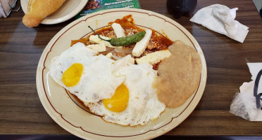 Chilaquiles; La Chilaquila Sucursal Zalatitán inside