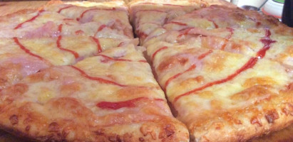 Pizza Barro Rojo food