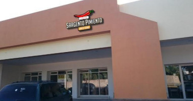 Sargento Pimiento outside