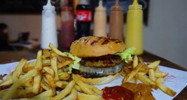 9 Nines Hamburguesas Al Carbon food