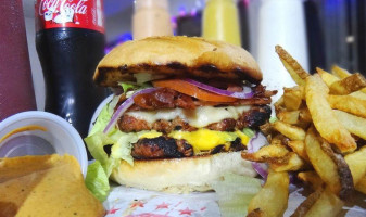 9 Nines Hamburguesas Al Carbon food