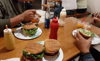 Hamburguesas El Cubano food