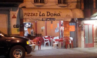 Pizzas La Doña outside