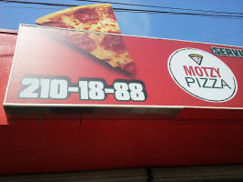 Motzy Pizza food