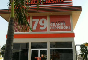 Little Caesar Pizza Reloj De Las Tres Caras outside