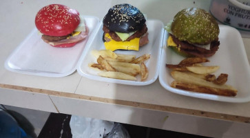 Colors Burgers Y Alitas food