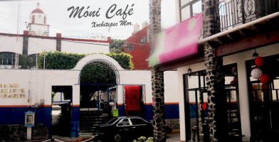 Móni Café outside