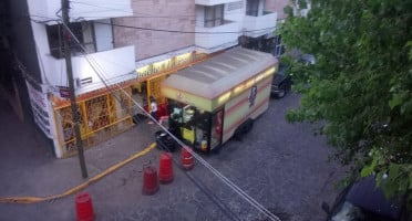 Tacos El Apache outside