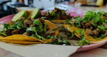 Taquería El Carmen food