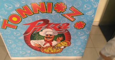 Tonni*z Pizza inside