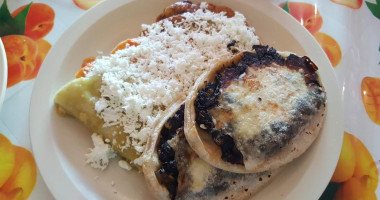 ENCHILADAS Y GORDITAS DONA ROSITA food