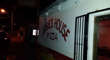 Jessie's House Pizza food