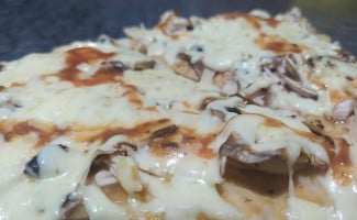 Lyonel Pizza food