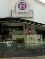 Anttoninas outside