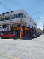 Tacos El Tigre outside