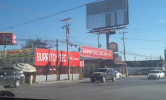 Burritos El Tom Cruz outside