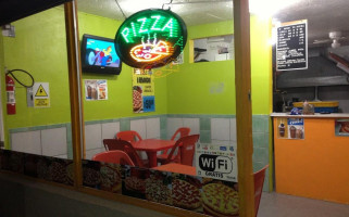 Tu Pizza inside