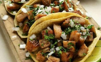 Los Tacos Chidos food