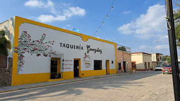 Tacos Y Pollos El Guero outside