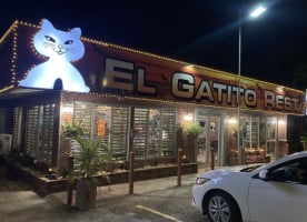 El Gatito outside