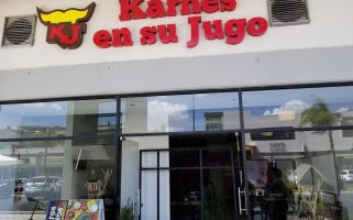 Karnes En Su Jugo outside