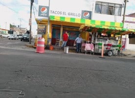 Tacos El Grillo outside