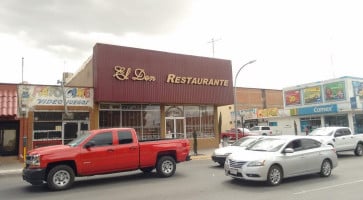 Y Cafeteria El Den outside