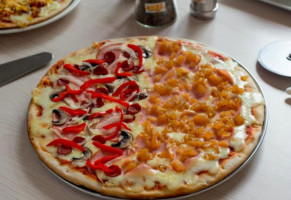 Nicos Pizza food