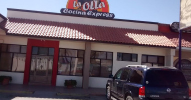 La Olla Cocina Express outside