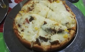 Pizza D'pochys food