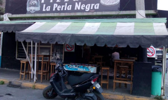 Pizzas La Perla Negra food