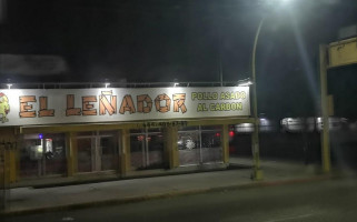 Pollos El Leñador outside