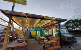 Mr Burger Food Truck Plano Oriente inside