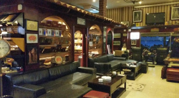 La Casa Del Habano Cancún inside