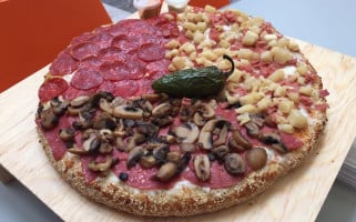 Nine Minutes Pizza food