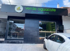 Verde Aguacate outside