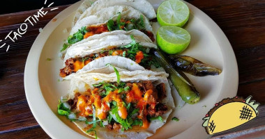 Tacos Búfalo Media Luna (en La Gasolinera Los Bambues) food