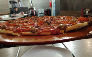 Pizza Hut Sendero Las Torres food