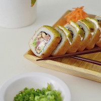 Iume Sushi food