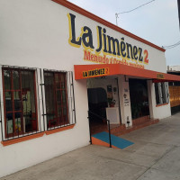 La Jiménez outside