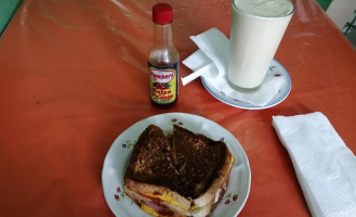 Cafeteria La Rubia food