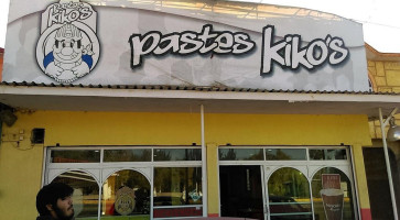 Pastes Kikos outside