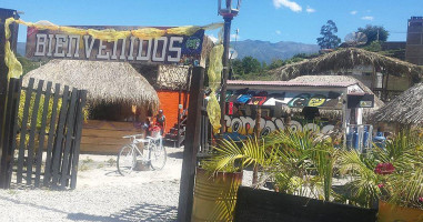 Comoloco Restaurante Bar outside