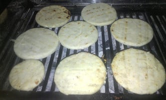 Asadero De Arepas Doña María food