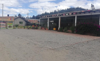 Mabuntu Eventos outside