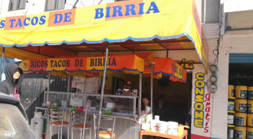 Tacos De Birria El Pariente outside